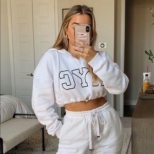 Cropped drawstring white hoodie with NYC slogan